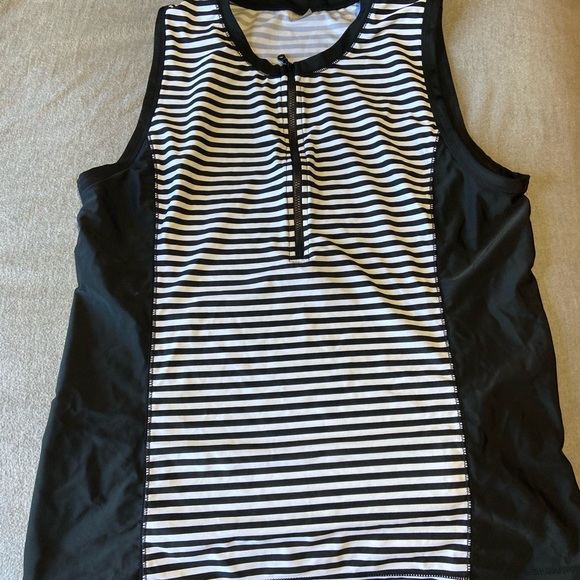 Women’s plus rash guard - Picture 1 of 4